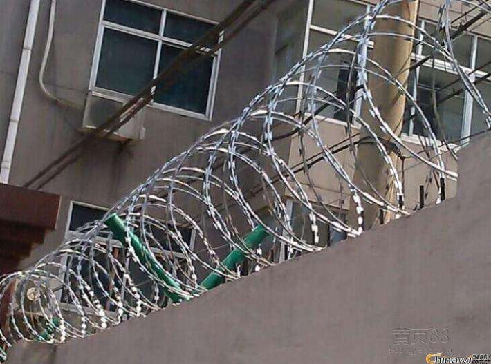 2020.5.24山东济南客户订购围墙刀刺滚笼防护网